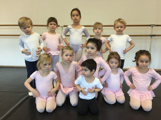 Kinder beim Ballettunterricht